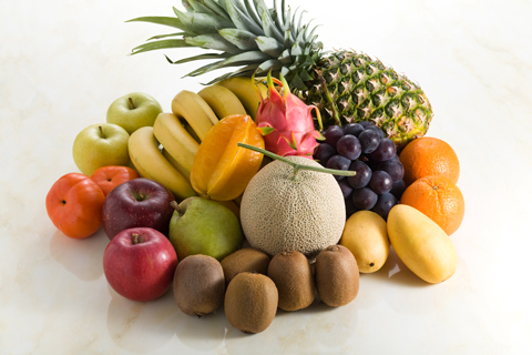 熟練のフルーツマイスターが、市場や生産農家を訪れ、その場で吟味し、厳選したフルーツのみを直接仕入れています。